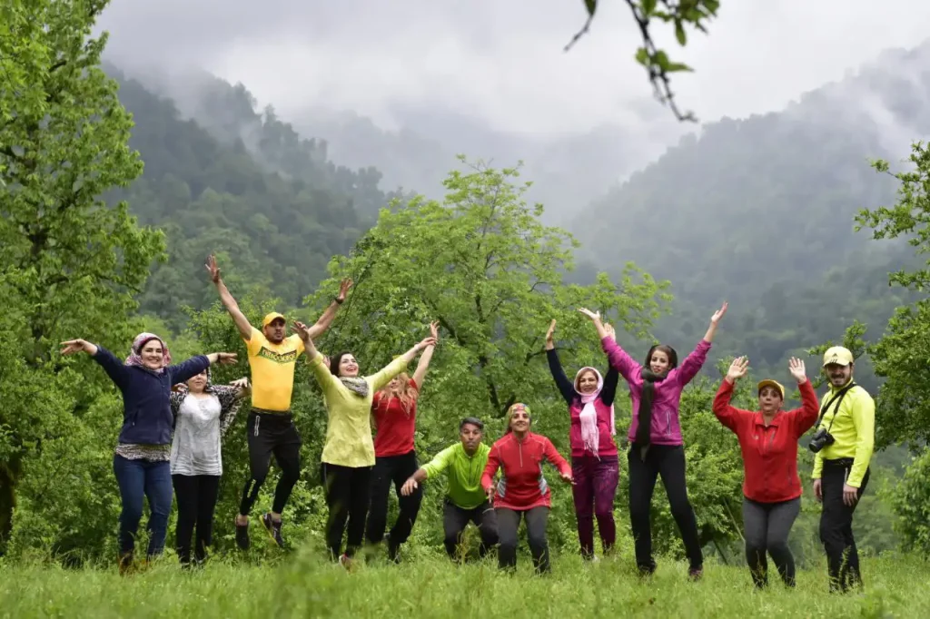 ترکینگ‌ دریاچه نئور به آبشار زمرد