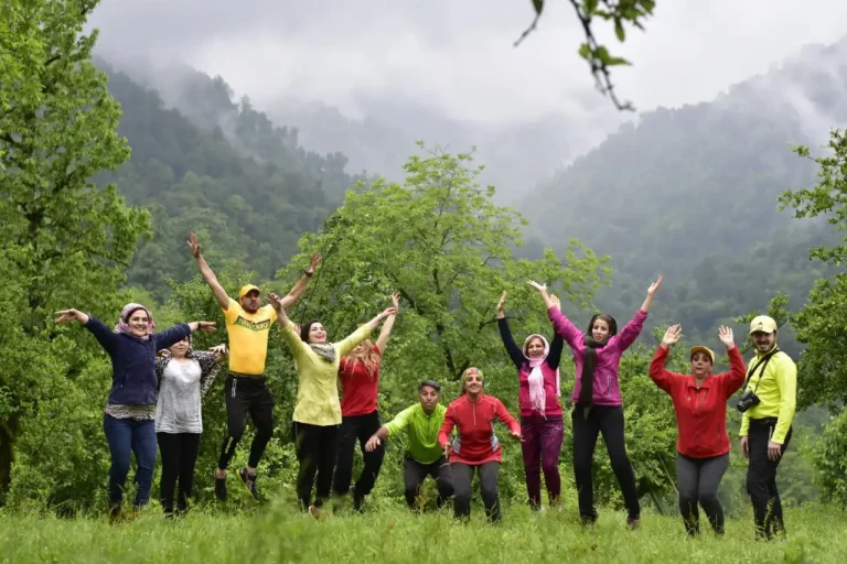 ترکینگ‌ دریاچه نئور به آبشار زمرد